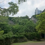 公園から見上げる奥野ダム管理所