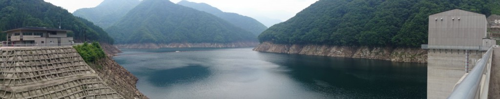 堤体から見た湯西川湖