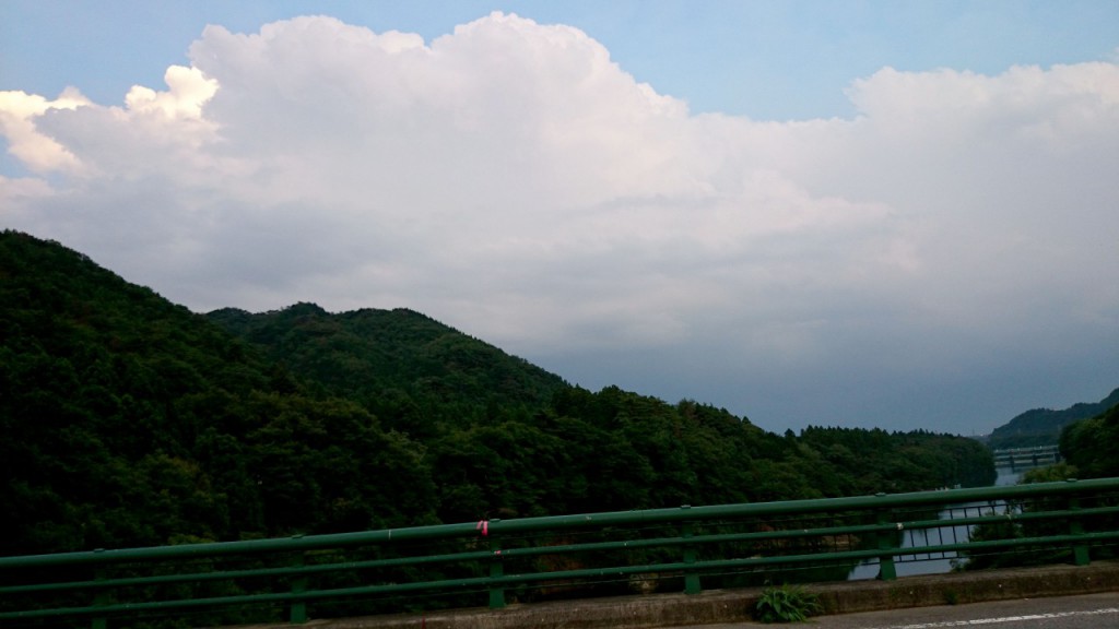 橋とダムと空をまとめて写したもの。