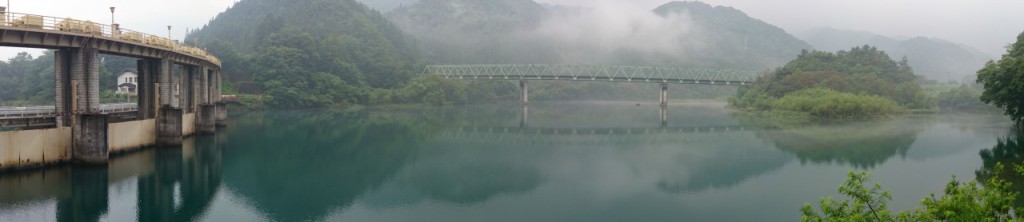 黒部ダム左岸側から見たダム湖