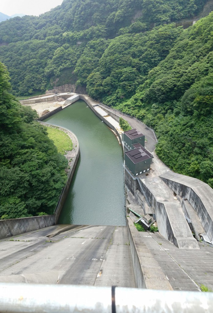 五十里ダム天端から下流を見たところ