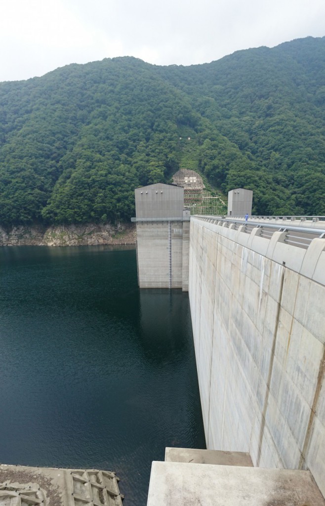 湯西川ダム堤体とダム湖