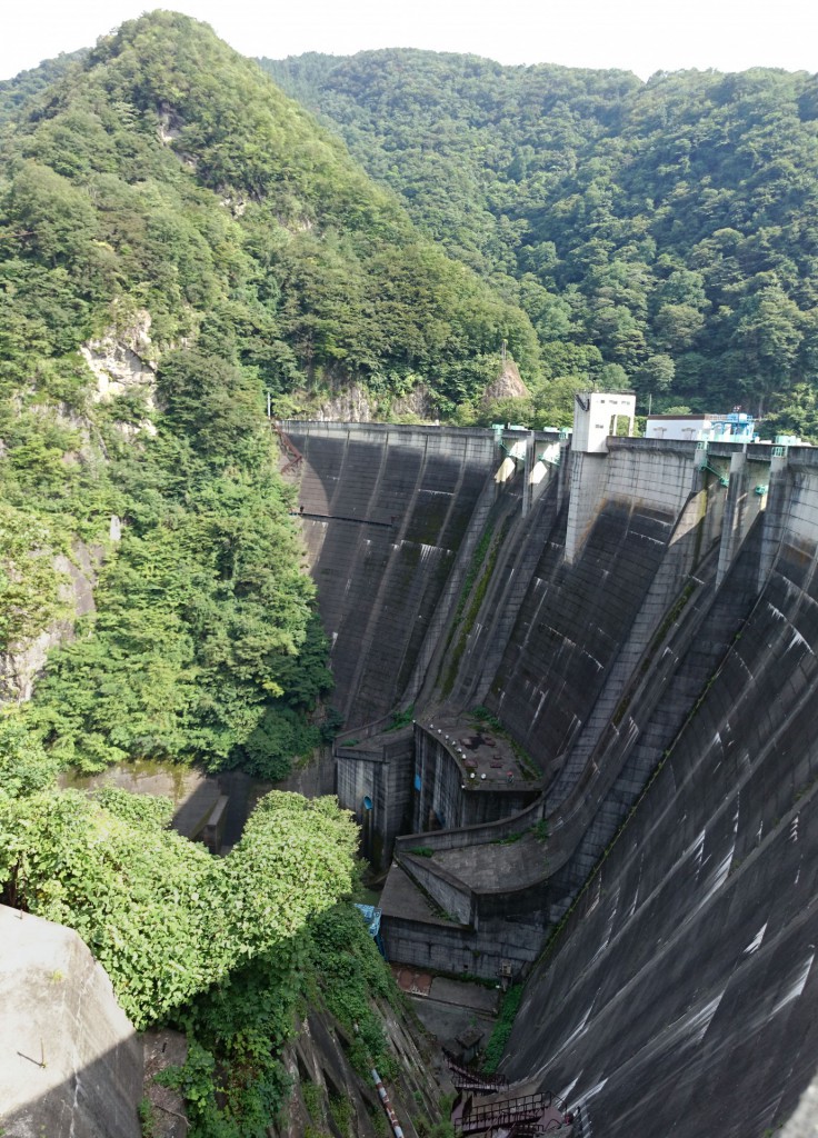 二瀬ダム堤体を横から