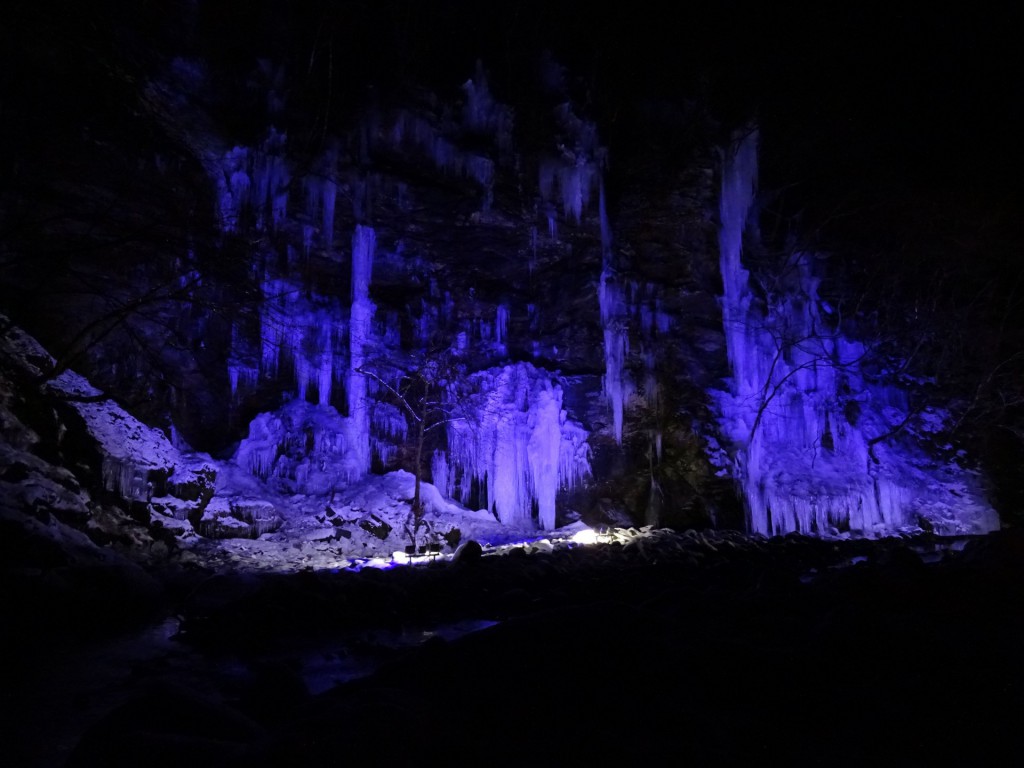 人工の氷柱の全景。