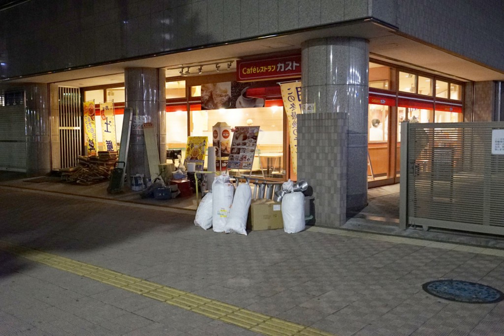 小手指駅南口のガストも店内改装中。こちらは5日まで改装と告知されていましたね。